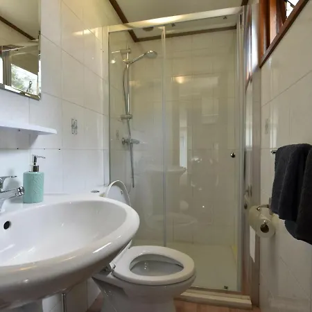 Boutique Chalet In With Terrace בקתה